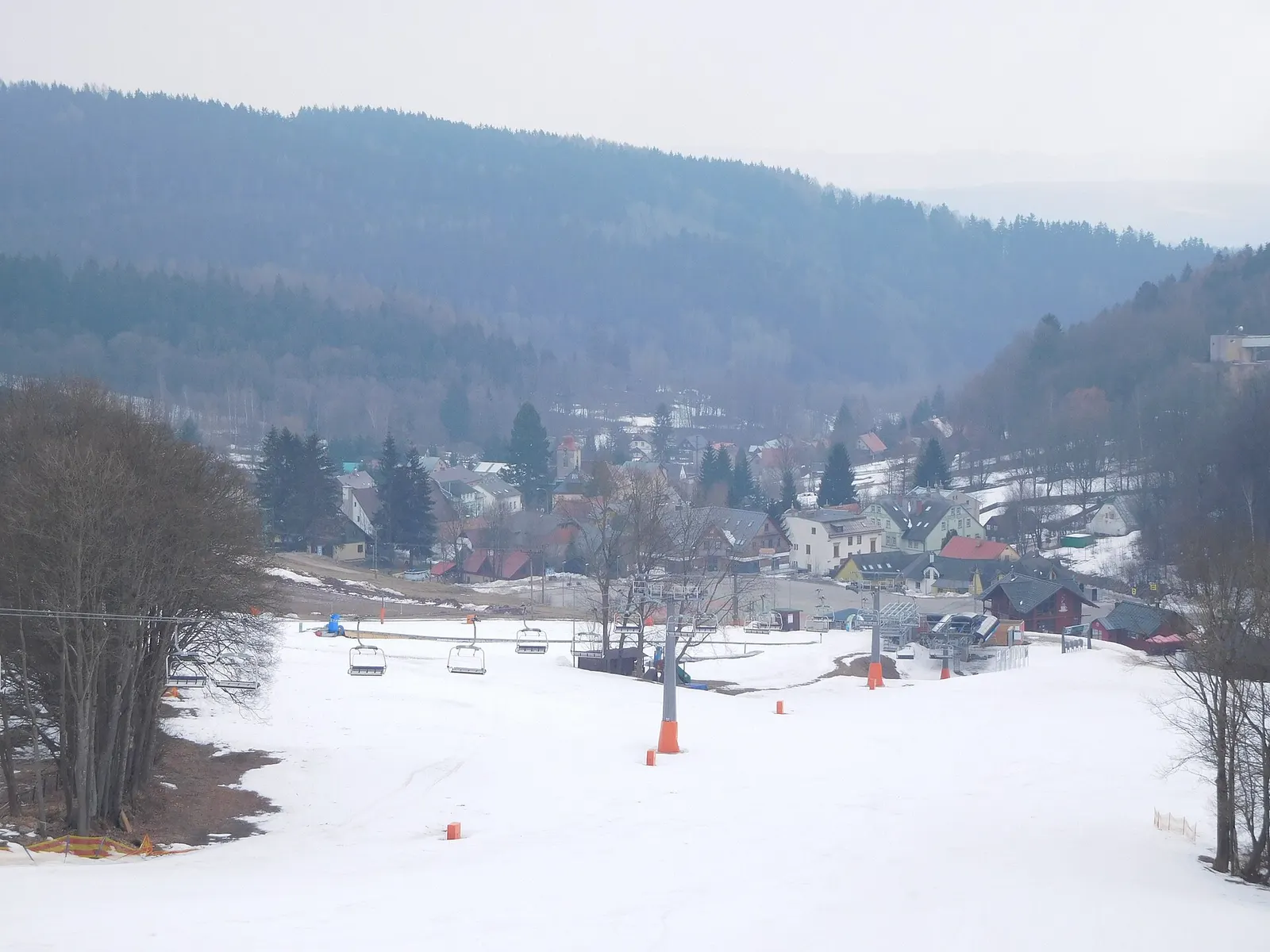 Černý Důl - celkový pohled od SSV, v popředí sjezdovka s lanovkou, uprostřed kostel sv. Michaela