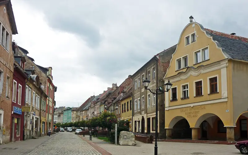 Häuser in der Altstadt von Schmiedeberg (Kowary) in Niederschlesien, ul. 1-go Maja