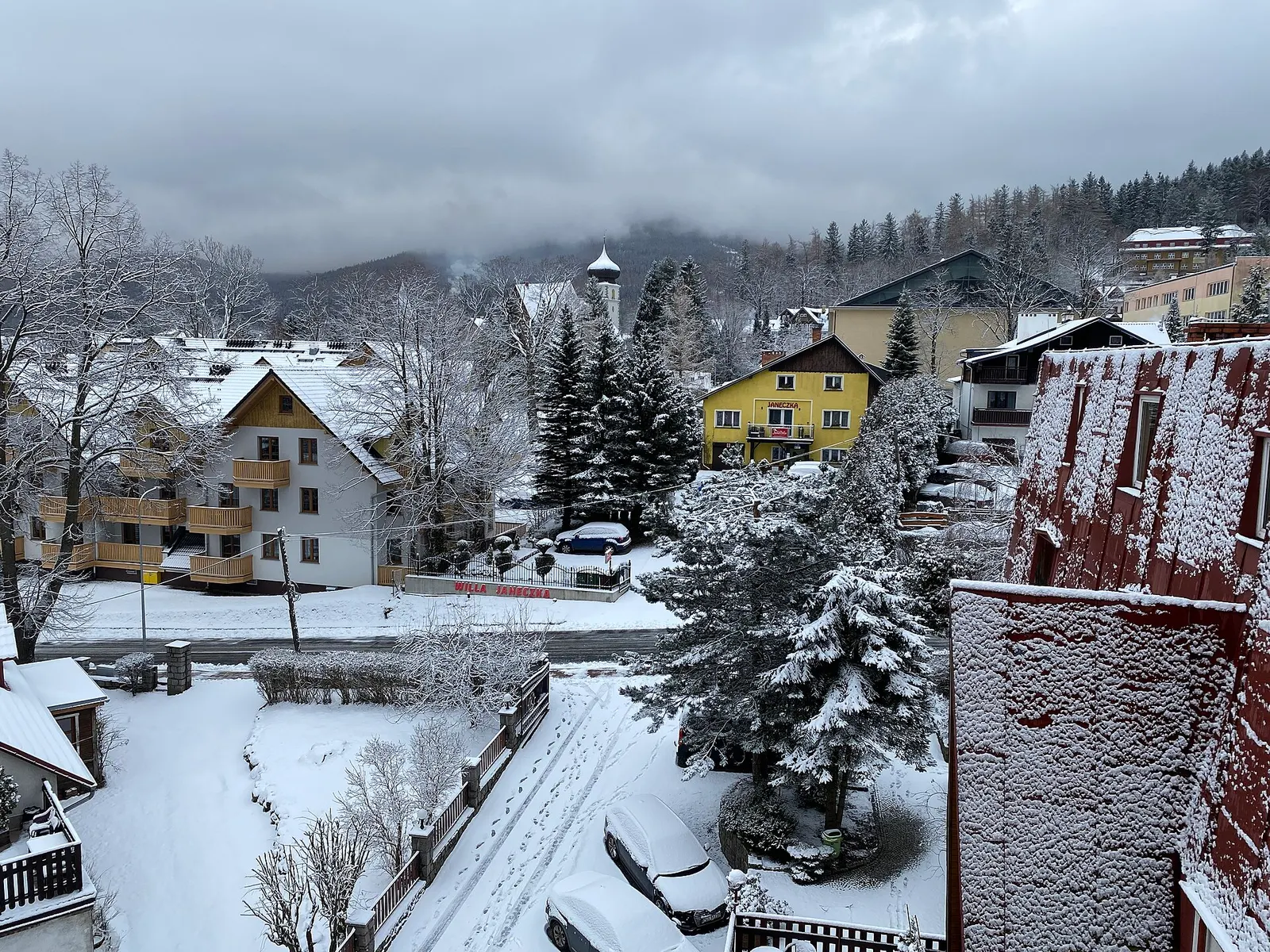Winter in der polnischen Stadt Karpacz, Blick aus dem Hotel Konradówka.